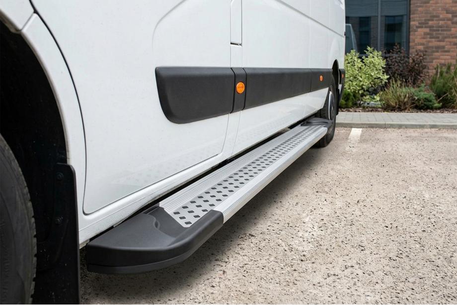 Nissan NV400 2010-2024 Progi Boczné New Vision Grey (2 szt., Aluminium) Średni Rozstaw Osi Image