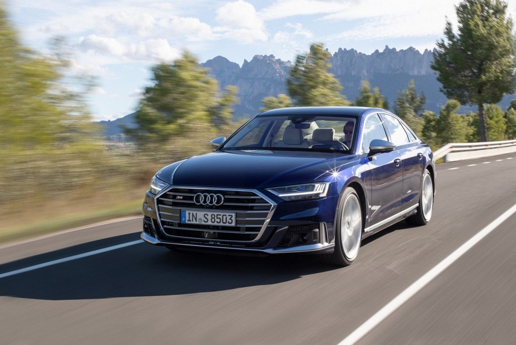 Sportowy luksusowej sedan Audi S8