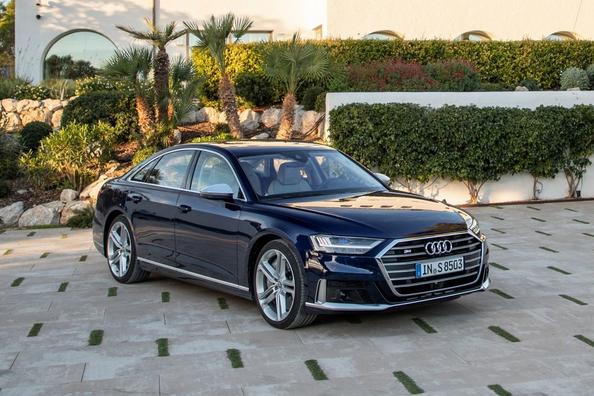 Sportowy luksusowej sedan Audi S8