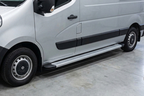 Nissan NV400 2010-2024 Progi Boczne Maya V2 (2 szt., Aluminium) zdjęcia 1