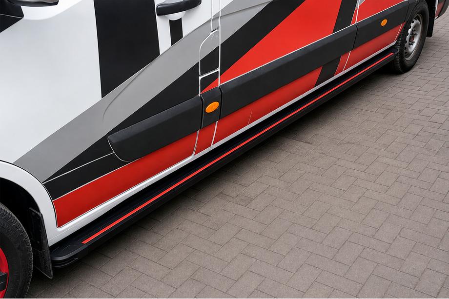 Nissan NV400 2010-2024 Progi Boczné Maya Red (2 szt., Aluminium) Image