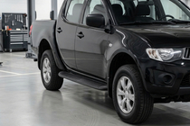 Mitsubishi L200 2006-2015 Progi Boczné Tayga Black (2 szt., Aluminium) zdjęcia 1