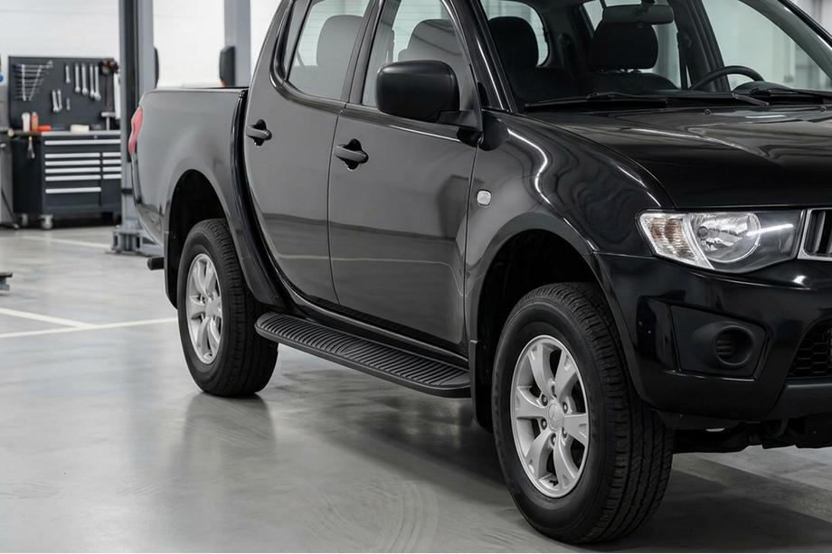 Mitsubishi L200 2006-2015 Progi Boczné Tayga Black (2 szt., Aluminium) Image