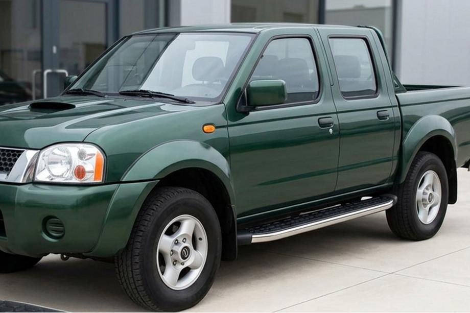 Nissan NP300 1999-2015 Progi Boczné BlackLine (2 szt., Aluminium) Image