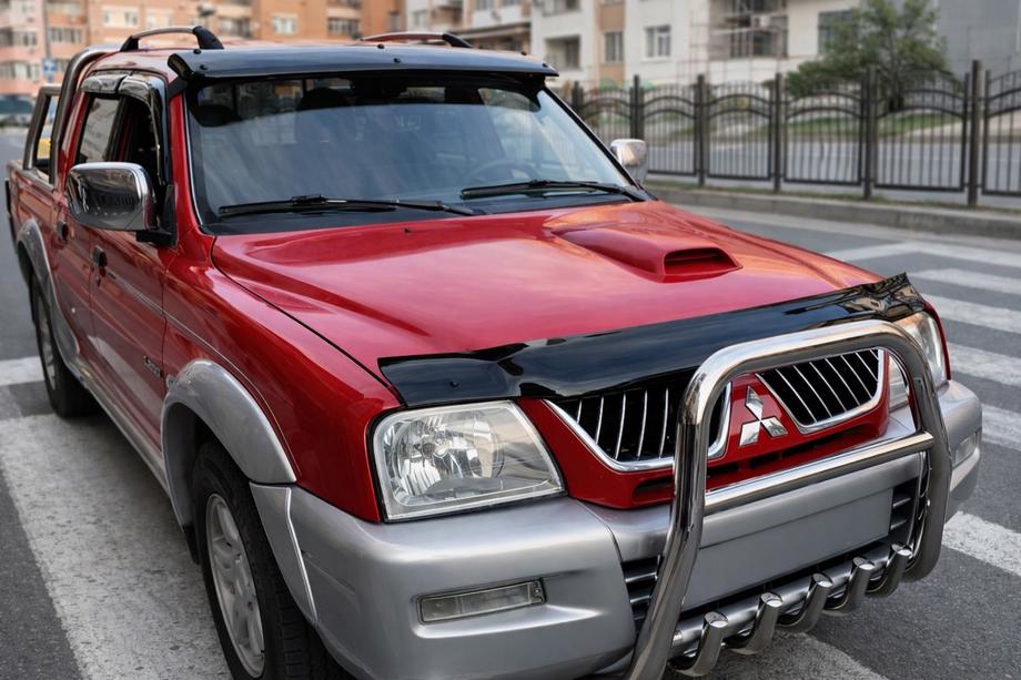 Mitsubishi L200 1996-2006 Deflektor maski (EuroCap) Zdjęcia 1
