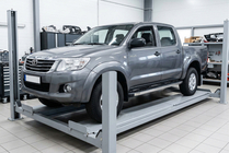 Toyota Hilux 2006-2015 Progi Boczné BlackLine (2 szt., Aluminium) zdjęcia 1
