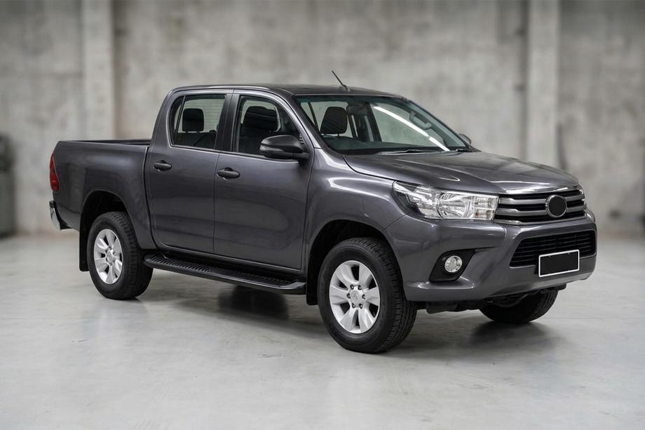 Toyota Hilux 2015- Progi Boczné Tayga Black (2 szt., Aluminium) Image