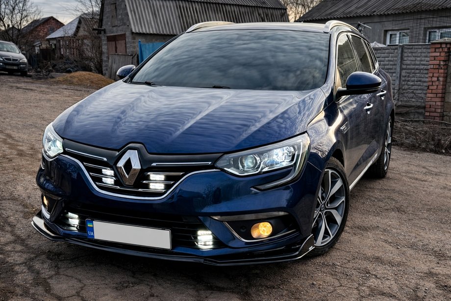 Renault Megane IV 2016-2025 Lotka przedniego zderzaka (czarna) Image