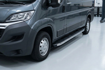 Peugeot Boxer 2006-2025 Progi Boczné BlackLine (2 szt., Aluminium) zdjęcia 1