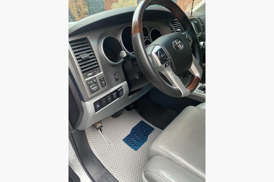 Toyota Sequoia 2007-2022 Dywaniki poliuretanowe 3 rzędy (EVA, szare) Środkowy rząd - 3 miejsca Zdjęcia 3