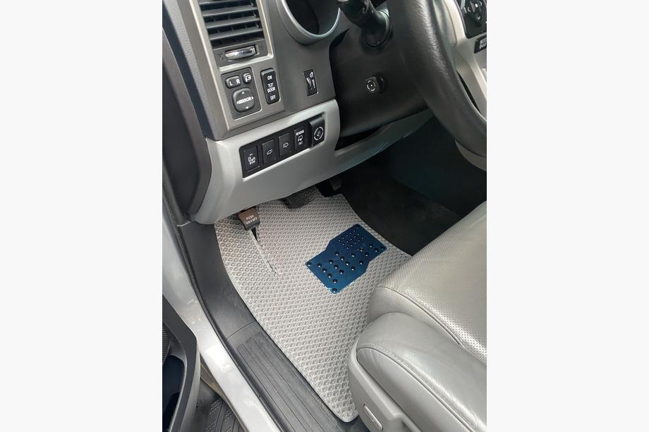 Toyota Sequoia 2007-2022 Dywaniki poliuretanowe 3 rzędy (EVA, szare) Środkowy rząd - 3 miejsca Zdjęcia 4