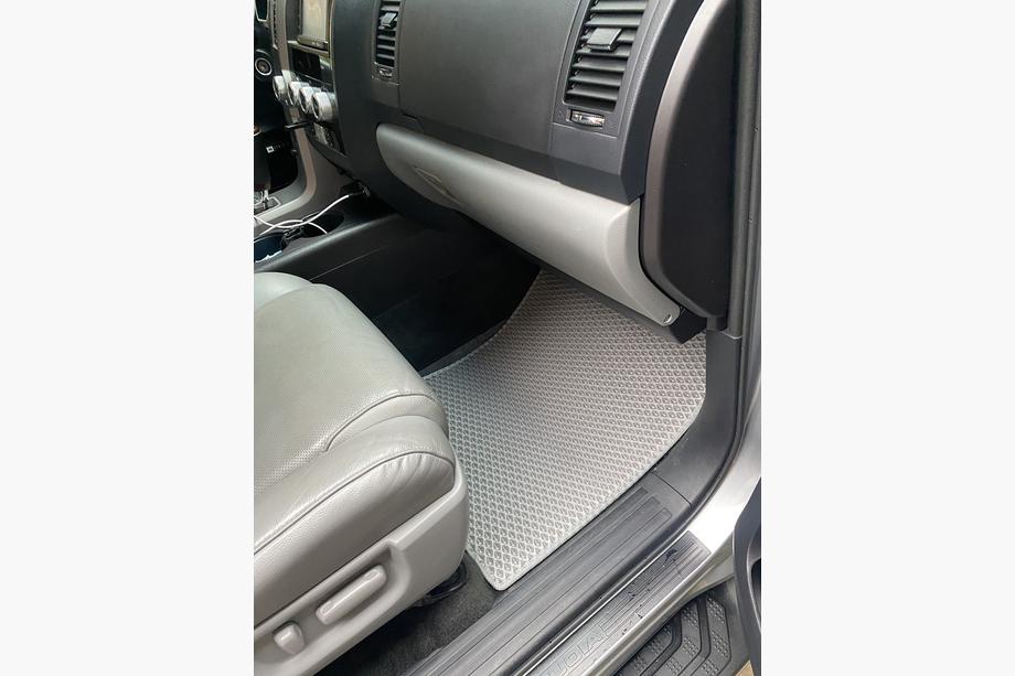 Toyota Sequoia 2007-2022 Dywaniki poliuretanowe 3 rzędy (EVA, szare) Środkowy rząd - 3 miejsca Zdjęcia 5