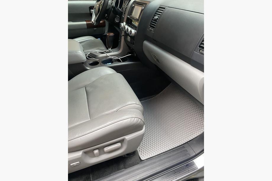 Toyota Sequoia 2007-2022 Dywaniki poliuretanowe 3 rzędy (EVA, szare) Środkowy rząd - 3 miejsca Zdjęcia 6