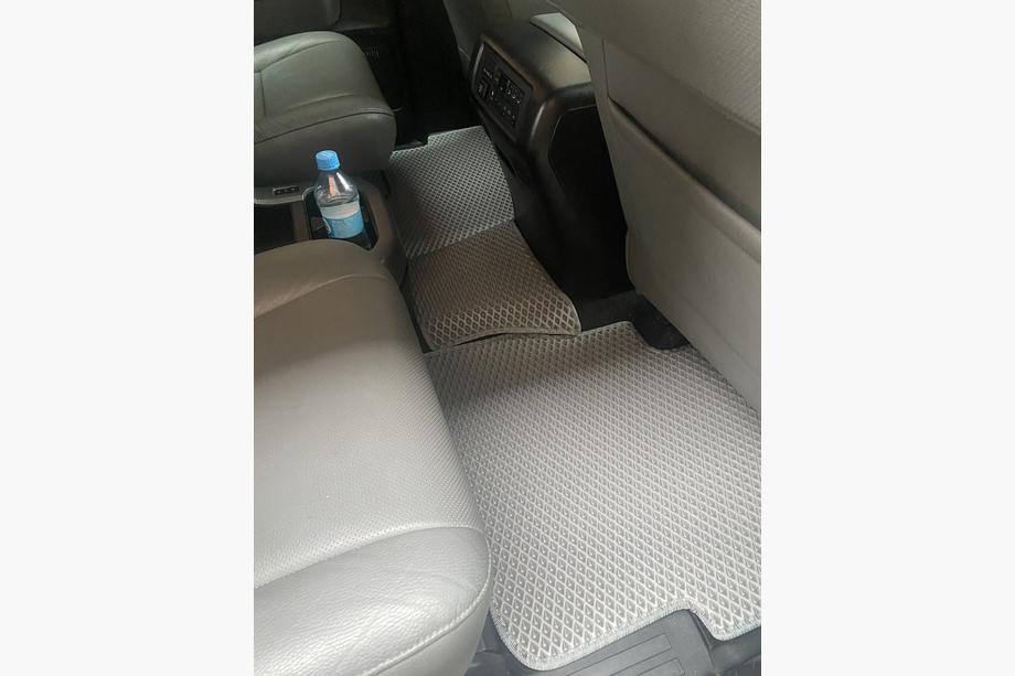 Toyota Sequoia 2007-2022 Dywaniki poliuretanowe 3 rzędy (EVA, szare) Środkowy rząd - 3 miejsca Zdjęcia 7