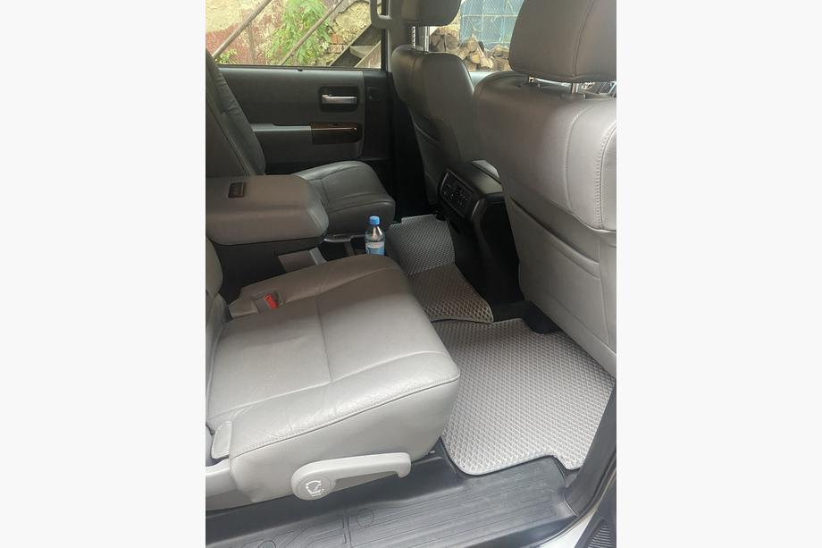 Toyota Sequoia 2007-2022 Dywaniki poliuretanowe 3 rzędy (EVA, szare) Środkowy rząd - 3 miejsca Zdjęcia 2