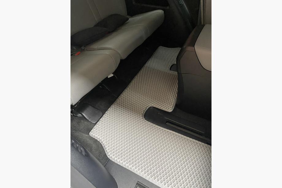 Toyota Sequoia 2007-2022 Dywaniki poliuretanowe 3 rzędy (EVA, szare) Środkowy rząd - 3 miejsca Zdjęcia 8