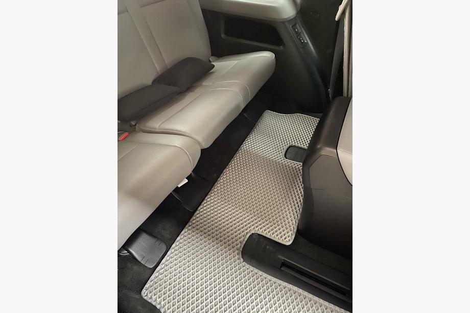 Toyota Sequoia 2007-2022 Dywaniki poliuretanowe 3 rzędy (EVA, szare) Środkowy rząd - 3 miejsca Zdjęcia 15