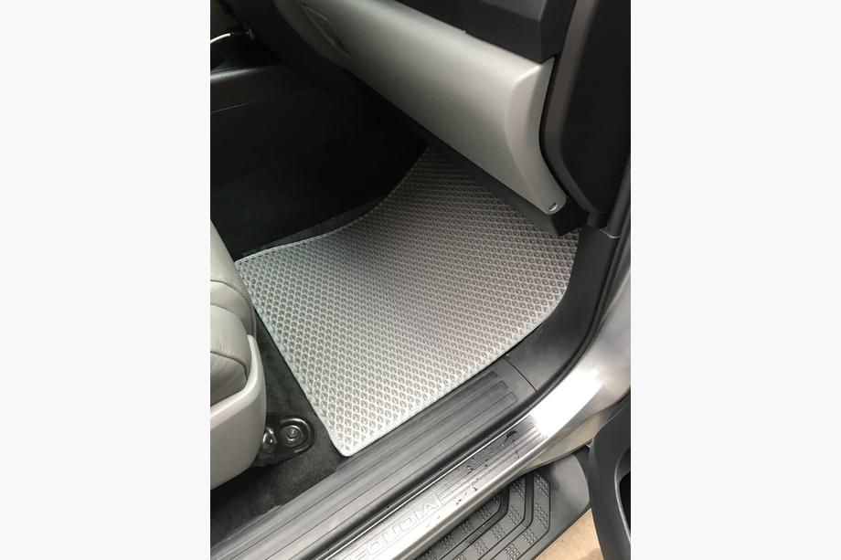 Toyota Sequoia 2007-2022 Dywaniki poliuretanowe 3 rzędy (EVA, szare) Środkowy rząd - 3 miejsca Zdjęcia 12
