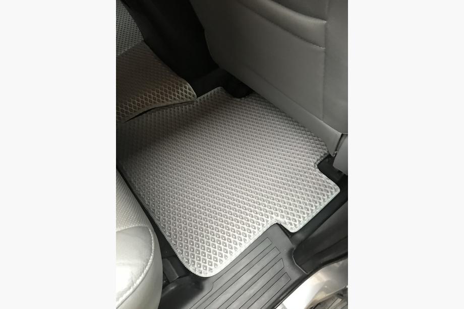 Toyota Sequoia 2007-2022 Dywaniki poliuretanowe 3 rzędy (EVA, szare) Środkowy rząd - 3 miejsca Zdjęcia 10