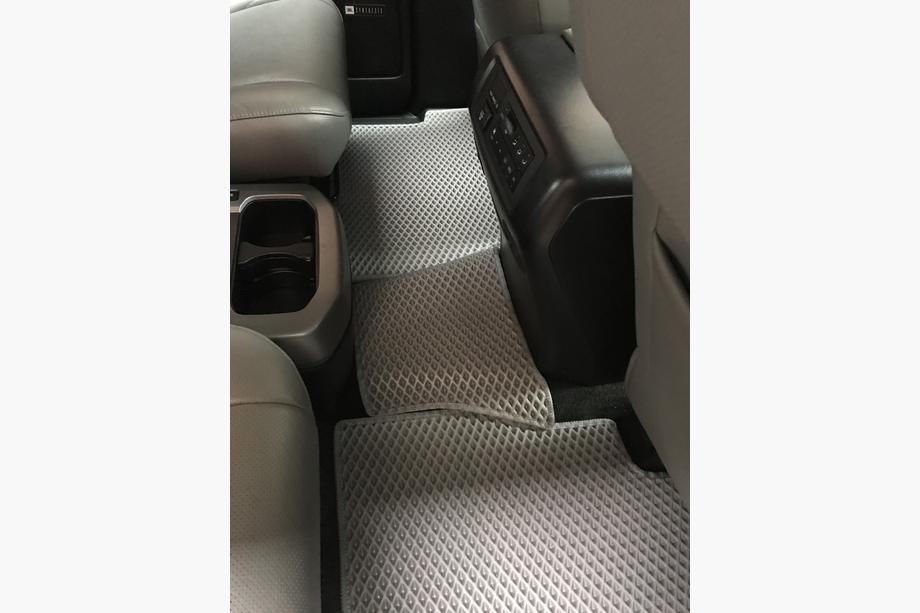 Toyota Sequoia 2007-2022 Dywaniki poliuretanowe 3 rzędy (EVA, szare) Środkowy rząd - 3 miejsca Zdjęcia 9