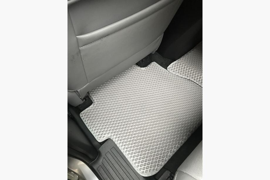 Toyota Sequoia 2007-2022 Dywaniki poliuretanowe 3 rzędy (EVA, szare) Środkowy rząd - 3 miejsca Zdjęcia 16