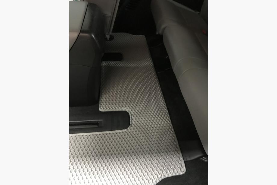 Toyota Sequoia 2007-2022 Dywaniki poliuretanowe 3 rzędy (EVA, szare) Środkowy rząd - 3 miejsca Zdjęcia 19