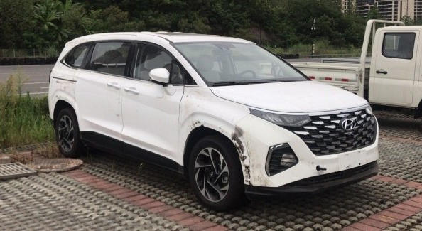 Hyundai prezentuje nowy minivan Custo