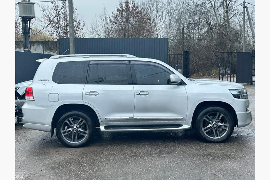 Toyota Land Cruiser 200 2007-2021 Zestaw konwersji facelift z LC200 2008-2015 na 2021 Executive Zdjęcia 37
