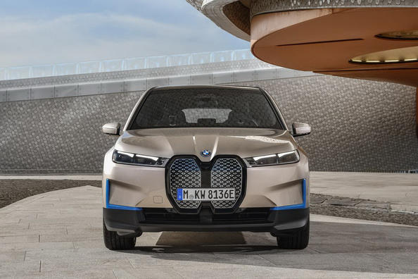 Elektryczny crossover BMW iX - technologiczny okręt flagowy niemieckiej marki