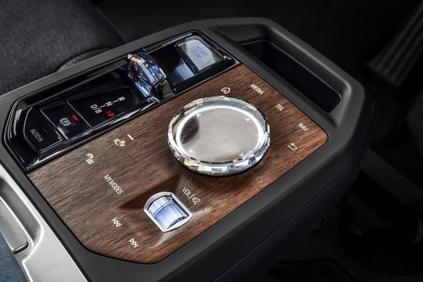 Elektryczny crossover BMW iX - technologiczny okręt flagowy niemieckiej marki Zdjęcie 8
