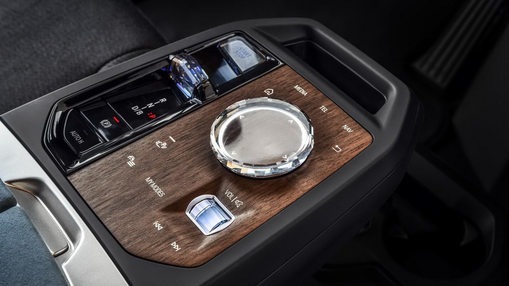 Elektryczny crossover BMW iX - technologiczny okręt flagowy niemieckiej marki