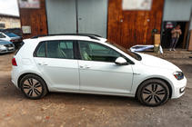 Volkswagen Golf 7/E-Golf 2012-2020 Relingi dachowe OmsaLine Solid (2 szt, czarne) zdjęcia 6