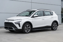 Hyundai Bayon 2021- Progi Boczne Bosphore Black (2 szt., Aluminium) zdjęcia 1