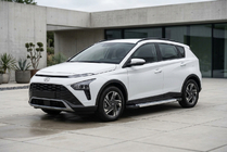 Hyundai Bayon 2021- Progi Boczné Vision New Grey (2 szt., Aluminium) zdjęcia 1
