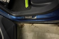 Volkswagen Tiguan 2016-2023 Nakładki na progi drzwi ze stali nierdzewnej Carmos zdjęcia 1