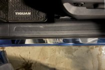 Volkswagen Tiguan 2016-2023 Nakładki na progi drzwi ze stali nierdzewnej Carmos zdjęcia 2