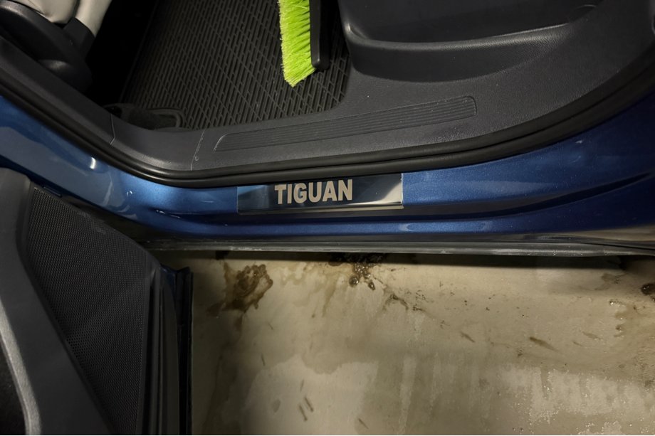 Volkswagen Tiguan 2016-2023 Nakładki na progi drzwi ze stali nierdzewnej Carmos Image