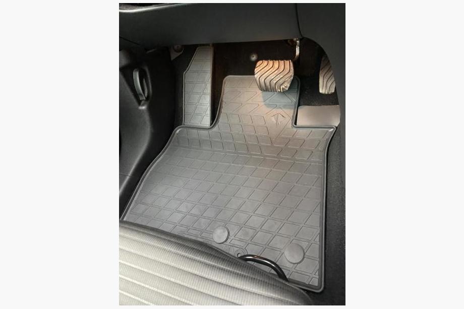 Renault Scenic/Grand 2016–2025 Dywaniki gumowe Stingray (4 szt.) Image