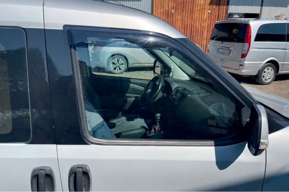 Opel Combo 2012-2018 Deflektory Okien (2 szt, HIC) Zdjęcia 2