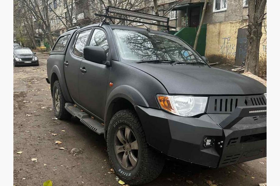 Mitsubishi L200 2006-2015 Progi boczne Dakar V2 z LED (2 szt, metal) Zdjęcia 2