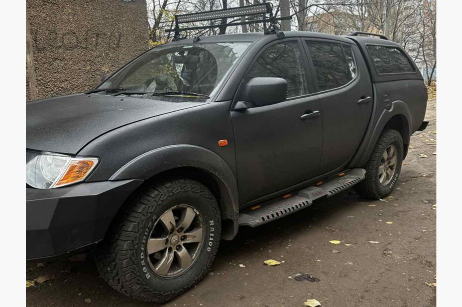 Mitsubishi L200 2006-2015 Progi boczne Dakar V2 z LED (2 szt, metal) Zdjęcia 1