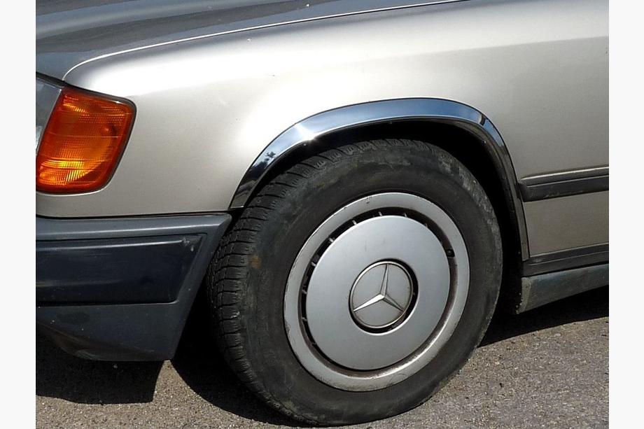 Mercedes E-class W124 1984–1997 Poszerzenia nadkoli 1985-1989 (4 szt, stal nierdzewna) Image