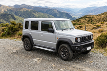 Suzuki Jimny 2018- Progi boczne Allmond Grey (2 szt., aluminium) zdjęcia 1