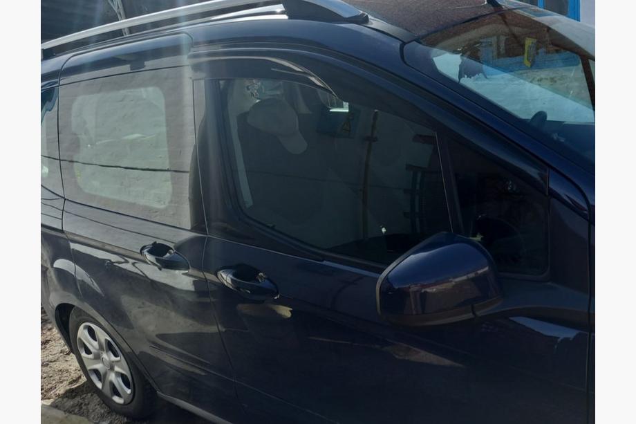 Ford Courier 2014-2023 Deflektory Okien (2 szt., Sunplex Sport) Zdjęcia 4
