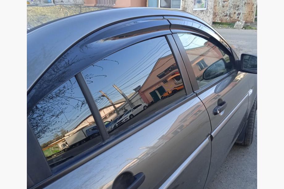 Hyundai Accent 2006-2010 Deflektory Okien (4 szt., Sunplex Sport) Zdjęcia 5