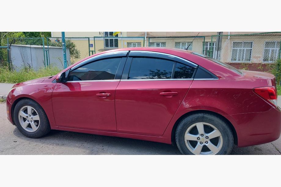 Chevrolet Cruze 2009–2015 Deflektory szyb z listwą chromowaną (4 szt., Sunplex Chrome) Image