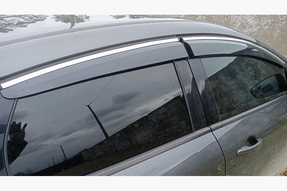 Ford Focus III 2011-2017 Deflektory szyb z listwą chromowaną HB/Sedan (4 szt., Sunplex Chrome) Zdjęcia 1