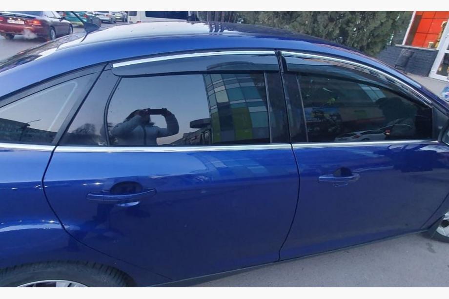 Ford Focus III 2011-2017 Deflektory szyb z listwą chromowaną HB/Sedan (4 szt., Sunplex Chrome) Zdjęcia 3