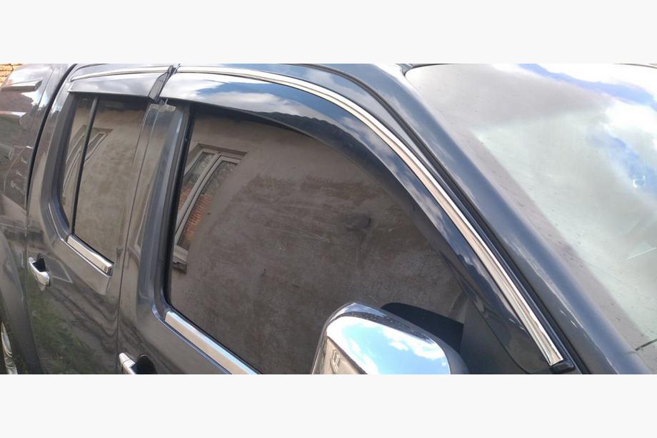 Nissan Navara 2006-2015 Deflektory szyb z listwą chromowaną (4 szt., Sunplex Chrome) Image