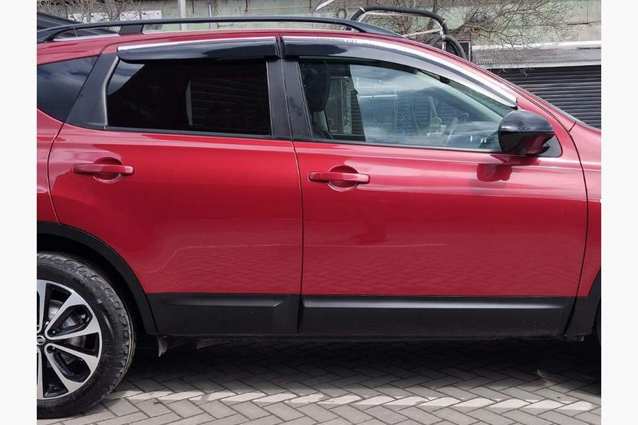 Nissan Qashqai 2010-2014 Deflektory szyb z listwą chromowaną (4 szt., Sunplex Chrome) Zdjęcia 1